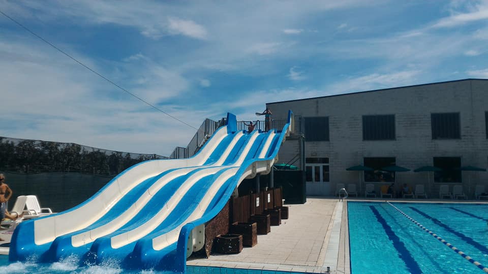 Piscina esterna con scivoli